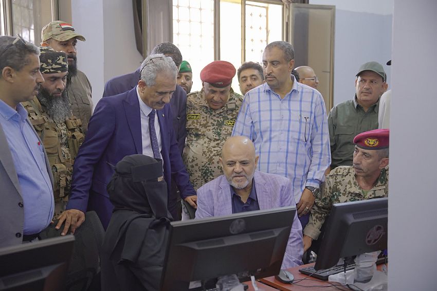 تدشين مشروع طاقة شمسية ومعمل حاسوب في فرع جامعة تعز بالتربة