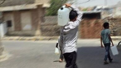 تعز يخنقها العطش.. البحث عن قطرة ماء ينهك سكان المدينة المحاصرة