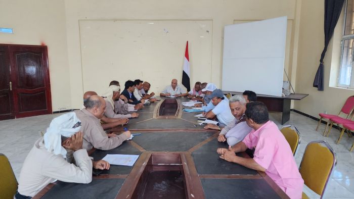 تنفيذي المخا يؤكد على تعزيز الرقابة ورفع مستوى الأداء خلال اجتماعه الدوري
