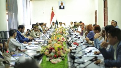 تنفيذي مأرب يناقش عددا من التقارير المتعلقة بمكتب الأشغال ومخالفات السوق الدوائي والاستعدادات للعام الدراسي