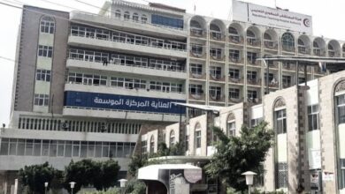 توفي متأثرًا بجراحه.. المليشيا ترفض تسليم جثة شاب أحرق نفسه احتجاجًا على سوء المعيشة