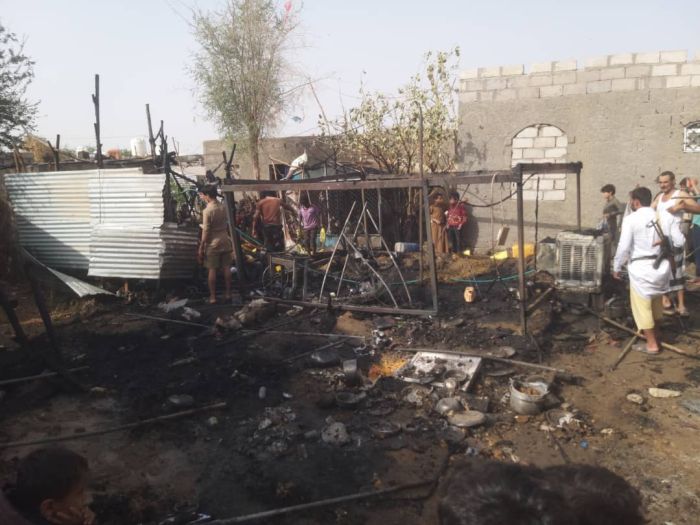 حريقان في مساكن نازحين بمأرب وإصابة أسرة كاملة مكونة من 8 أفراد