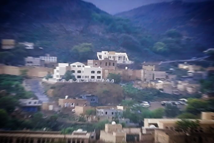 حوثيون يقتحمون مسجدًا في تعز ويدنسون حرمته بمضغ القات والتدخين