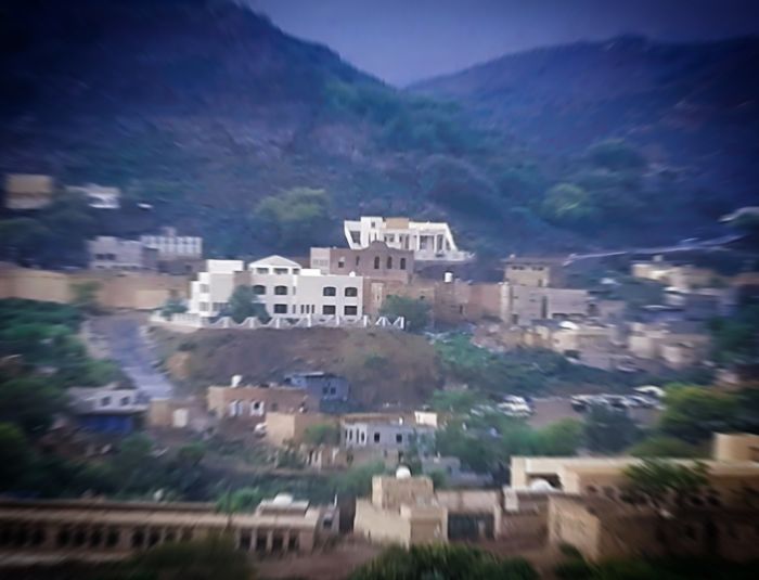 حوثيون يقتحمون مسجدًا في تعز ويدنسون حرمته بمضغ القات والتدخين