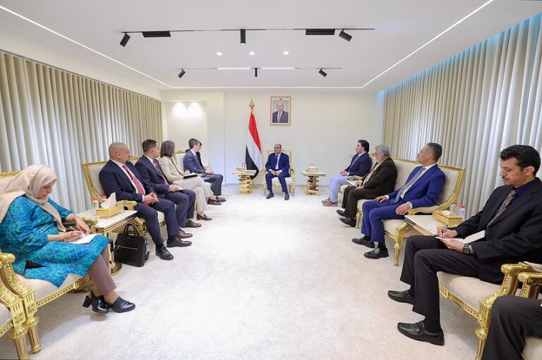 رئيس الوزراء يستقبل في عدن وفد البنك الدولي