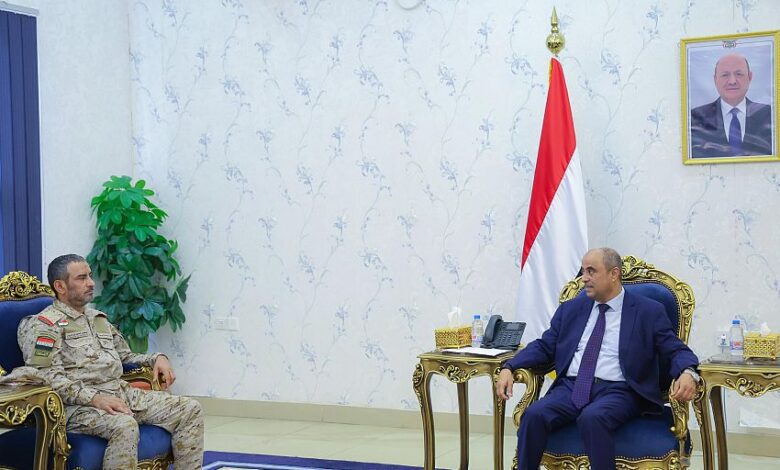 رئيس الوزراء يعقد اجتماعاً عسكرياً برئيس هيئة الأركان ورؤساء الهيئات والدوائر بوزارة الدفاع