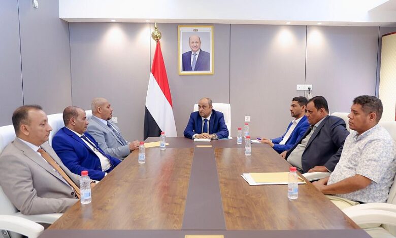 رئيس الوزراء يلتقي محافظ سقطرى ويؤكد دعم الحكومة لجهود السلطة المحلية