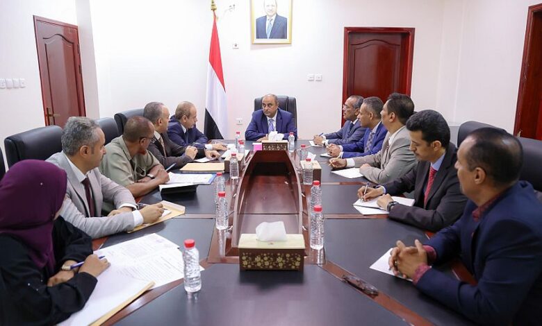 رئيس الوزراء يوجه بصرف مستحقات الربعين الأول والثاني للطلاب اليمنيين المبتعثين في الخارج