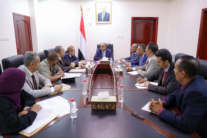 رئيس الوزراء يوجه بصرف مستحقات الربعين الأول والثاني للطلاب اليمنيين المبتعثين في الخارج
