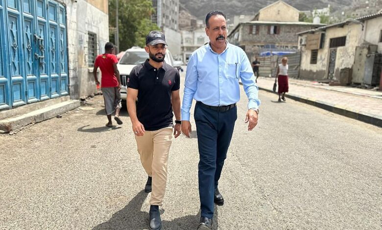 رئيس مجلس إدارة صندوق صيانة الطرق يتفقد عددًا من الشوارع الفرعية في مديرية صيرة بعدن