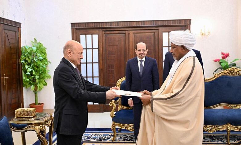 رئيس مجلس القيادة يتسلم أوراق اعتماد عدد من سفراء الدول الشقيقة والصديقة
