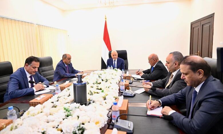 رئيس مجلس القيادة يجتمع برئيس الوزراء ومحافظ البنك المركزي