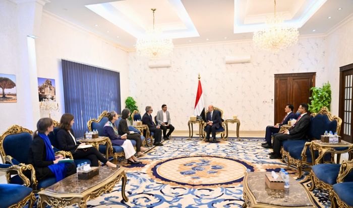 رئيس مجلس القيادة يدعو إلى موقف دولي حازم يتناسب مع التهديد الحوثي الإرهابي