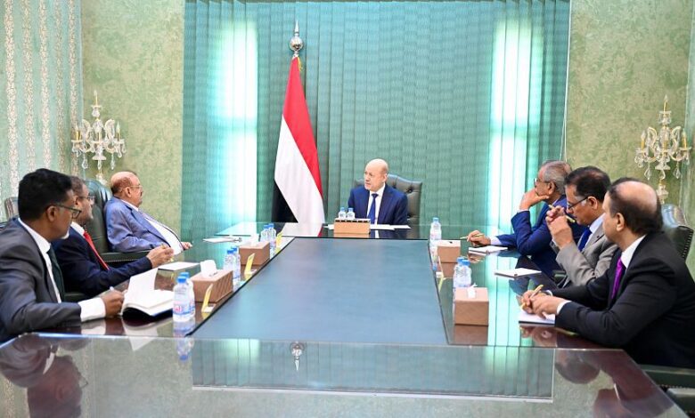 رئيس مجلس القيادة يلتقي رئيس مجلس النواب واعضاء هيئة رئاسة المجلس
