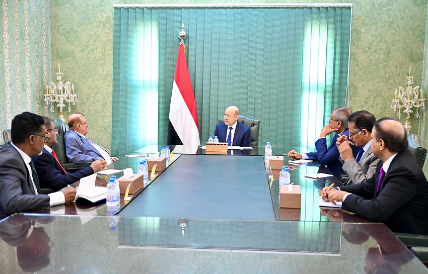 رئيس مجلس القيادة يلتقي رئيس مجلس النواب واعضاء هيئة رئاسة المجلس