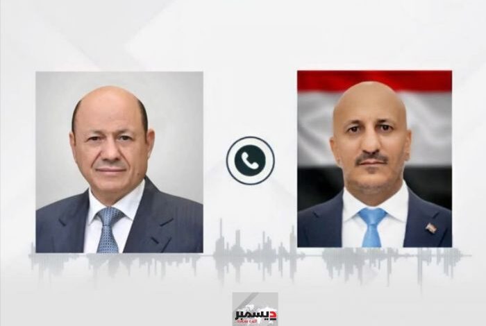 رئيس مجلس القيادة يهنئ طارق صالح بضبط شحنة أسلحة إيرانية ضخمة