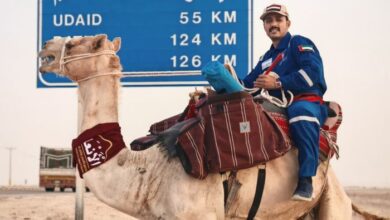 رحالة يمني يواصل رحلته على ظهر الجمل من السعودية إلى الإمارات
