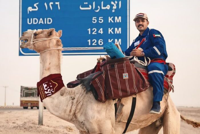 رحالة يمني يواصل رحلته على ظهر الجمل من السعودية إلى الإمارات