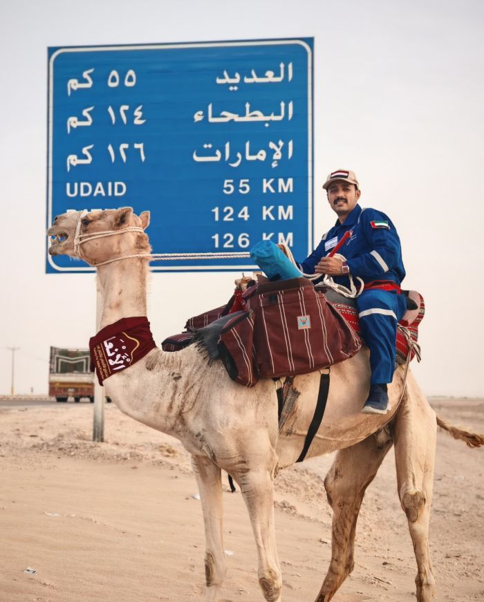 رحالة يمني يواصل رحلته على ظهر الجمل من السعودية إلى الإمارات