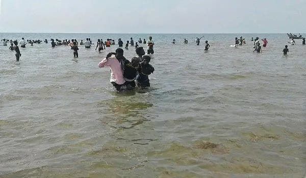 شبوة.. ضبط قارب يقل 150 مهاجرًا قادمين من القرن الإفريقي