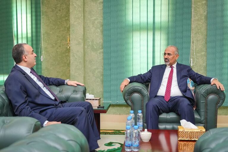 عضو مجلس القيادة اللواء الزُبيدي يشدد على ضبط العملية الإيرادية وتوريد الموارد إلى البنك المركزي