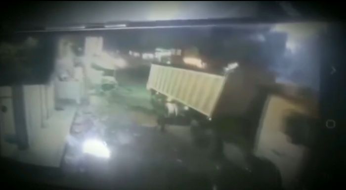 في ثاني حادثة خلال أسبوع.. مواطن ينهي حياته تحت عجلات شاحنة بالحديدة
