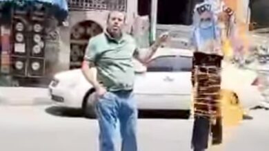فيديو| صنعاء.. شرطي مرور يشعل النار في زيه احتجاجًا على انقطاع راتبه