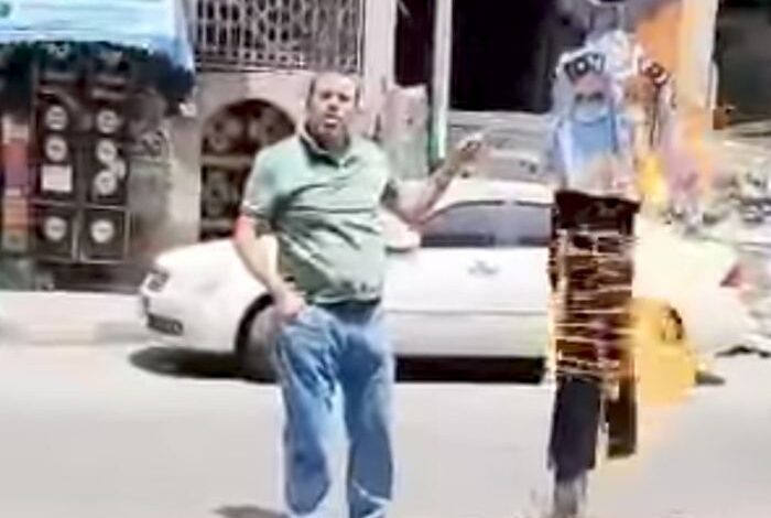 فيديو| صنعاء.. شرطي مرور يشعل النار في زيه احتجاجًا على انقطاع راتبه