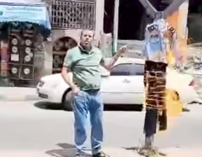 فيديو| صنعاء.. شرطي مرور يشعل النار في زيه احتجاجًا على انقطاع راتبه