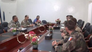 فيديو| مباحثات عسكرية يمنية فرنسية في المخا لتعزيز قدرات خفر السواحل