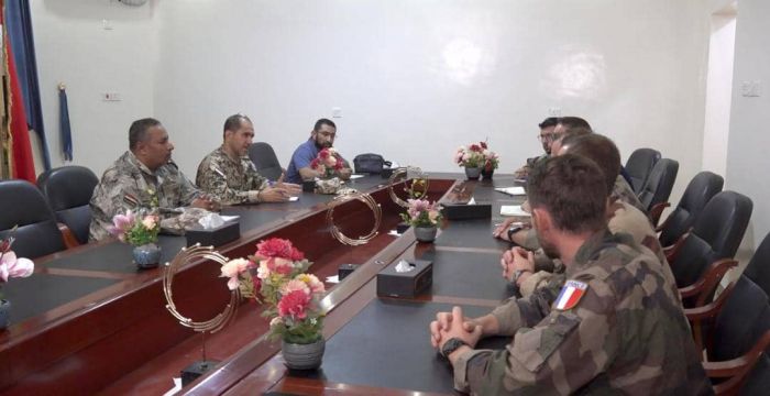 فيديو| مباحثات عسكرية يمنية فرنسية في المخا لتعزيز قدرات خفر السواحل