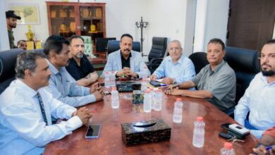 لجنة وزارية تتسلم مبنى صندوق صيانة الطرق والجسور بعدن