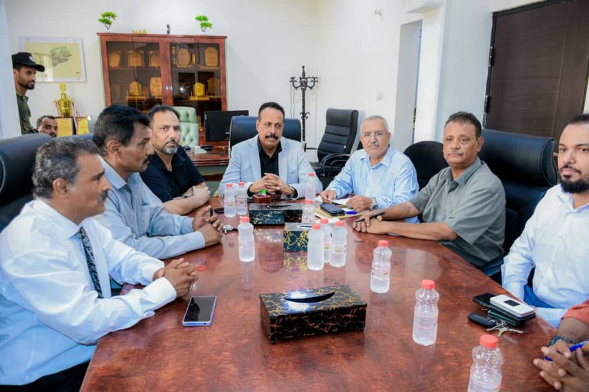لجنة وزارية تتسلم مبنى صندوق صيانة الطرق والجسور بعدن