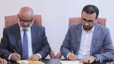 محافظ الحديدة ورئيس هيئة الأراضي يوقعان اتفاقية المخطط العام لتنظيم وتطوير الخوخة