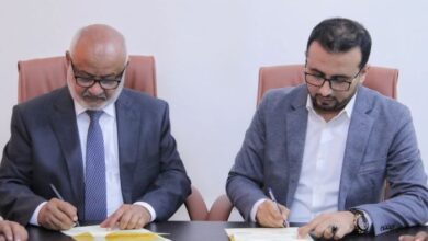 محافظ الحديدة ورئيس هيئة الأراضي يوقّعان اتفاقية تنفيذ المخطط العام لمدينة الخوخة