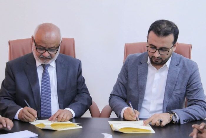 محافظ الحديدة ورئيس هيئة الأراضي يوقّعان اتفاقية تنفيذ المخطط العام لمدينة الخوخة