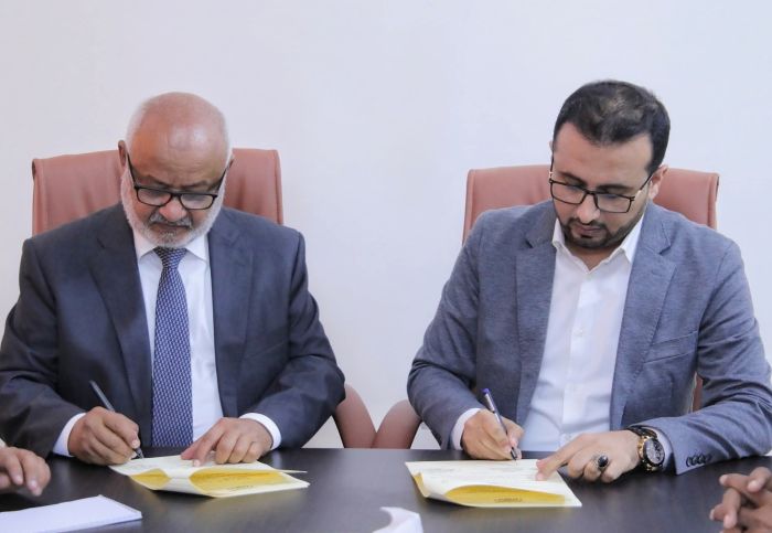 محافظ الحديدة ورئيس هيئة الأراضي يوقّعان اتفاقية تنفيذ المخطط العام لمدينة الخوخة