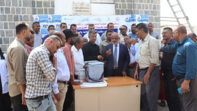 محافظ الحديدة يدشن حملة التحصين ضد مرض الكوليرا ويوجه بإنشاء مركزي طوارئ توليدية ومعالجة الإسهالات المائية