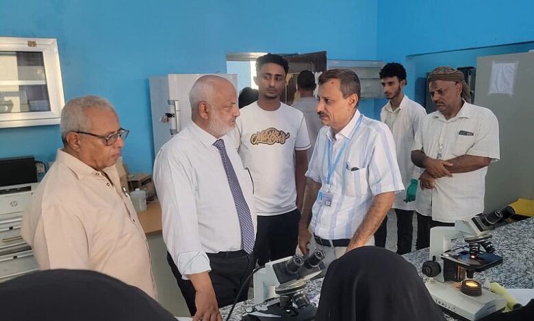 محافظ الحديدة يشدد على تحسين جودة الخدمات الصحية بمستشفى حيس الريفي