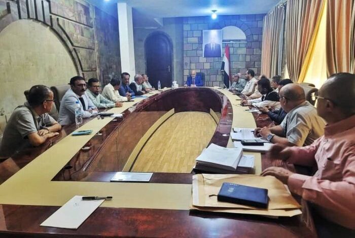 محافظ تعز يبحث مع قيادات الأحزاب سُبل تحسين الخدمات ومكافحة الفساد