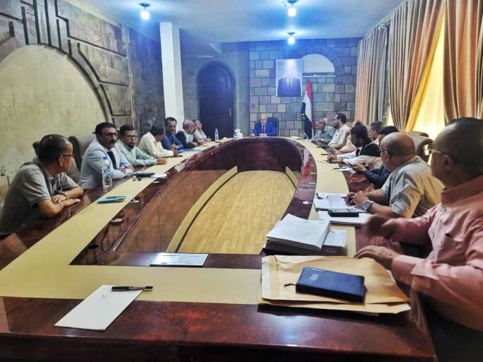 محافظ تعز يبحث مع قيادات الأحزاب سُبل تحسين الخدمات ومكافحة الفساد