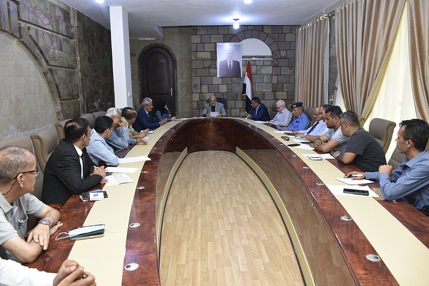 محافظ تعز يناقش تقرير لجنة الطوارئ لحل أزمة المياه