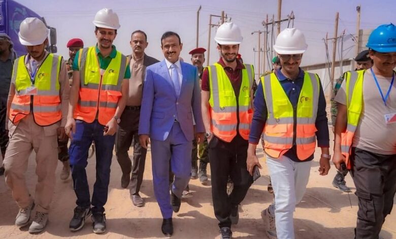 محافظ شبوة يتفقد سير العمل في مشروع الطاقة الشمسية