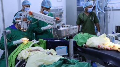 مخيم حول العيون المجاني في المخا ينجز 220 عملية جراحية حتى الآن