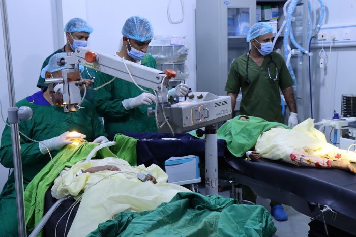 مخيم حول العيون المجاني في المخا ينجز 220 عملية جراحية حتى الآن