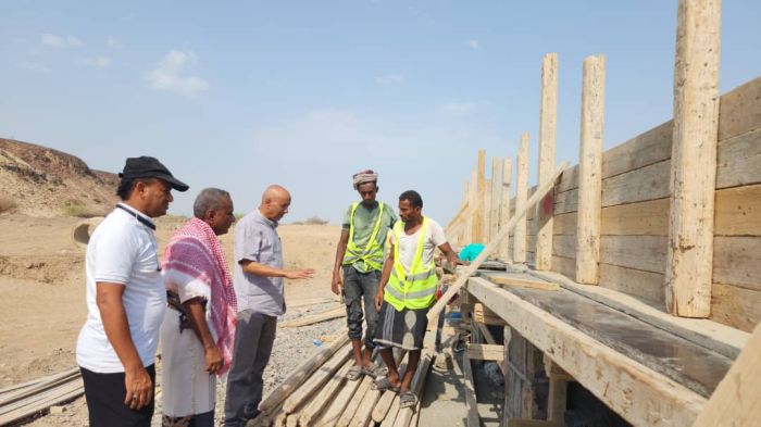 مدير عام المخا يتفقد سير العمل في مشروع طريق المدخل الشرقي للمدينة