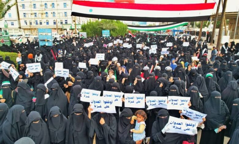مسيرة نسوية غاضبة في مأرب تندد بسياسة التجويع الإسرائيلية في غزة