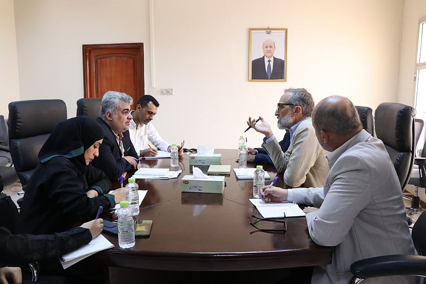 نائب وزير التخطيط يبحث مع منسق الشؤون الإنسانية للأمم المتحدة أوضاعالمياه بتعز والتحديات الغذائية