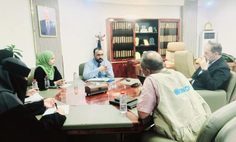 وزير الأشغال يبحث مع ممثل الـ (UNOPS) سير تنفيذ مشاريع الطرق في عدد من المحافظات