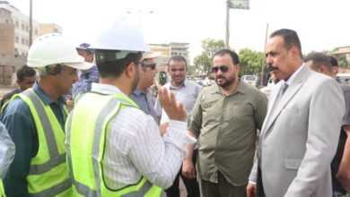 وزير الأشغال يتفقد مشروع إعادة تأهيل طريق دوار الملعب – جولة السيلة بعدن